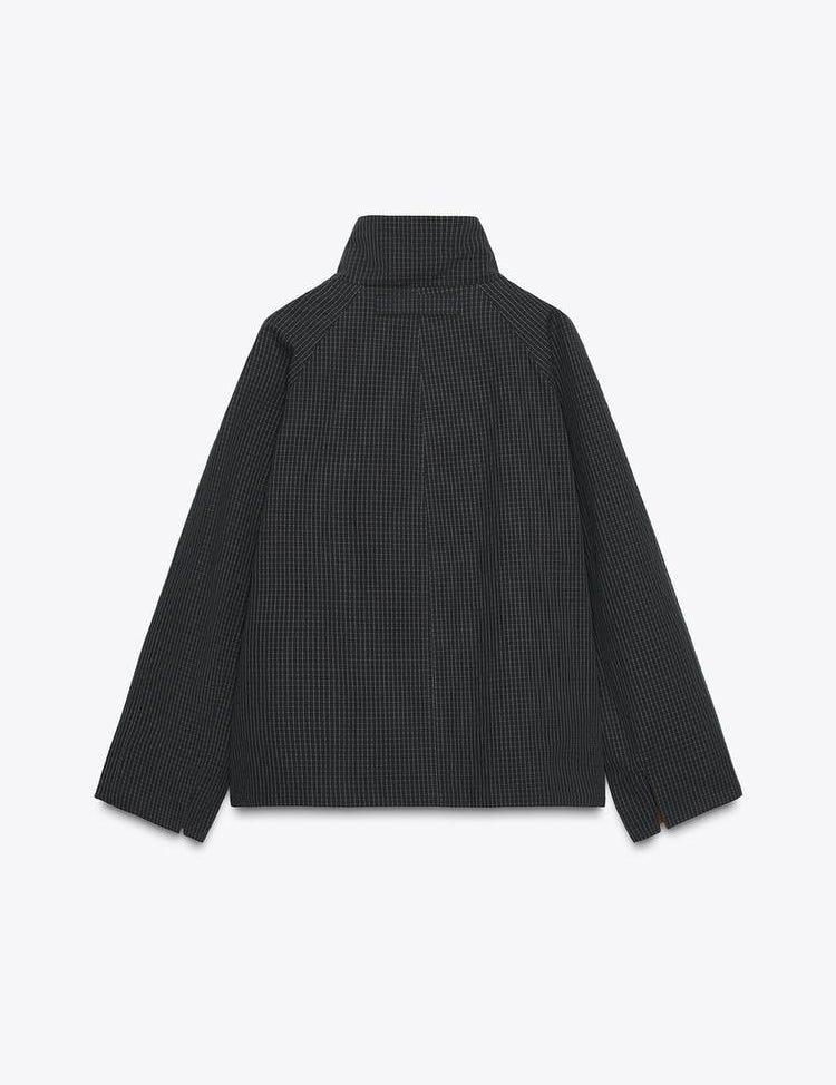 Korte stijlvolle dames mantel met hoge kraag voor de winter