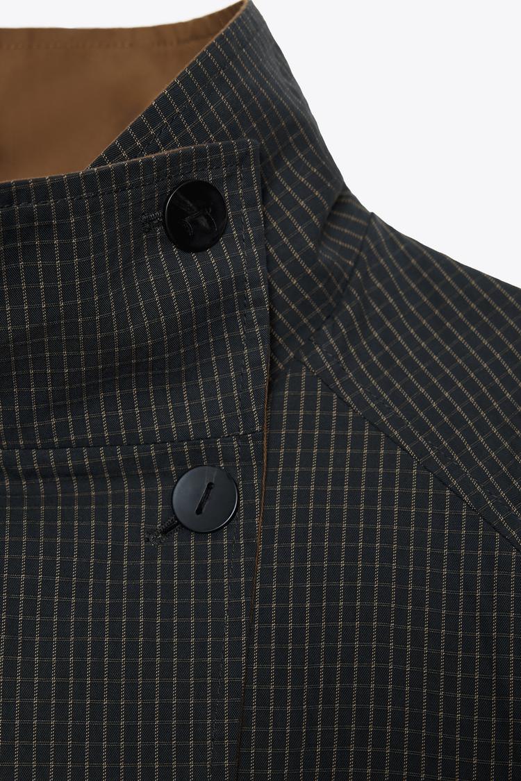 Korte stijlvolle dames mantel met hoge kraag voor de winter