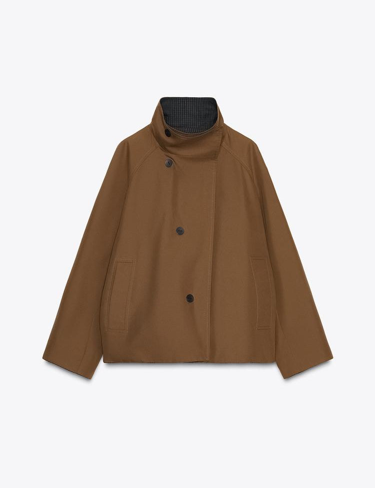 Korte stijlvolle dames mantel met hoge kraag voor de winter