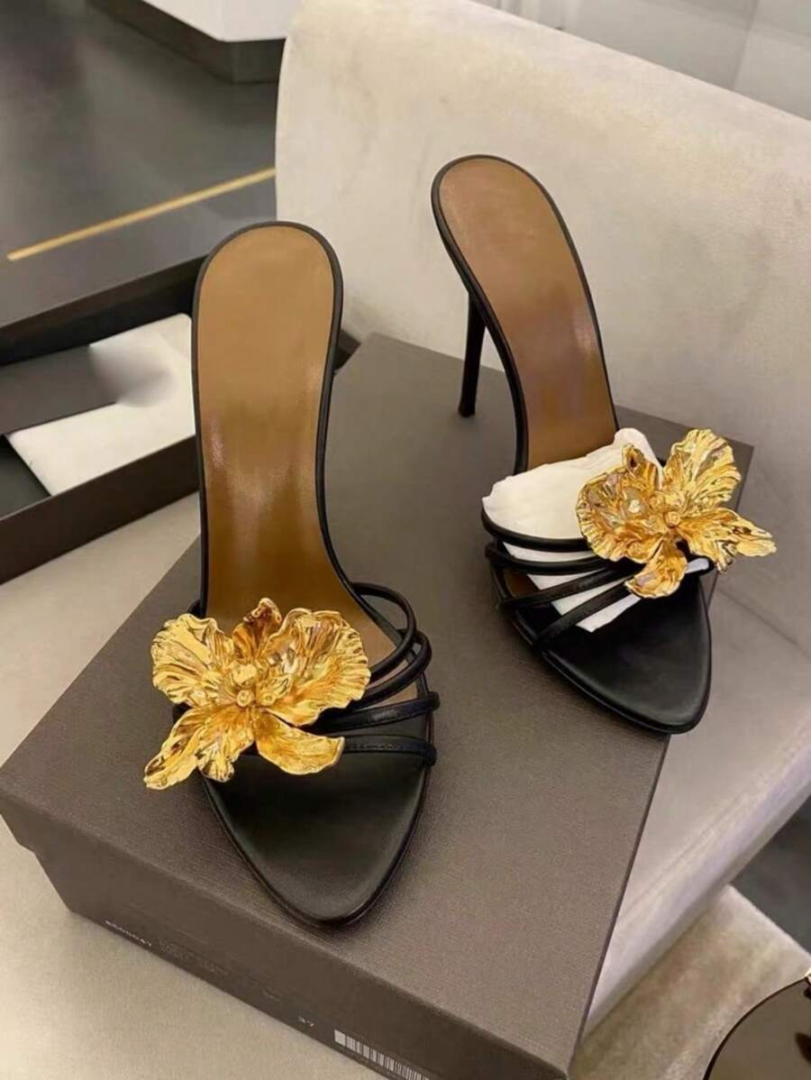 Dames sandalen met hoge hak en gouden bloemenapplicatie