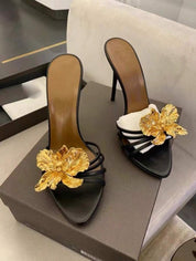 Dames sandalen met hoge hak en gouden bloemenapplicatie