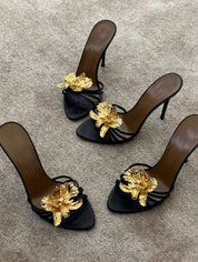 Dames sandalen met hoge hak en gouden bloemenapplicatie