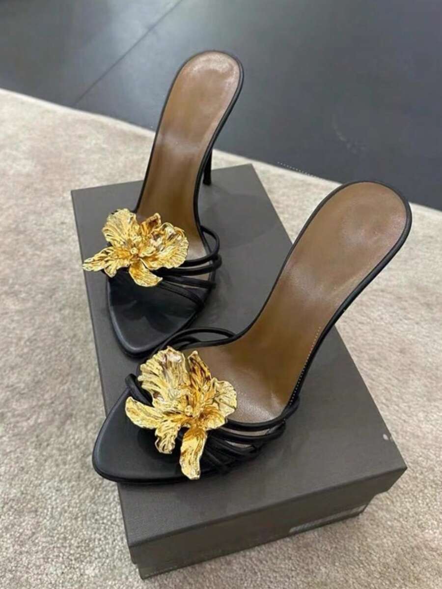 Dames sandalen met hoge hak en gouden bloemenapplicatie