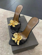 Dames sandalen met hoge hak en gouden bloemenapplicatie