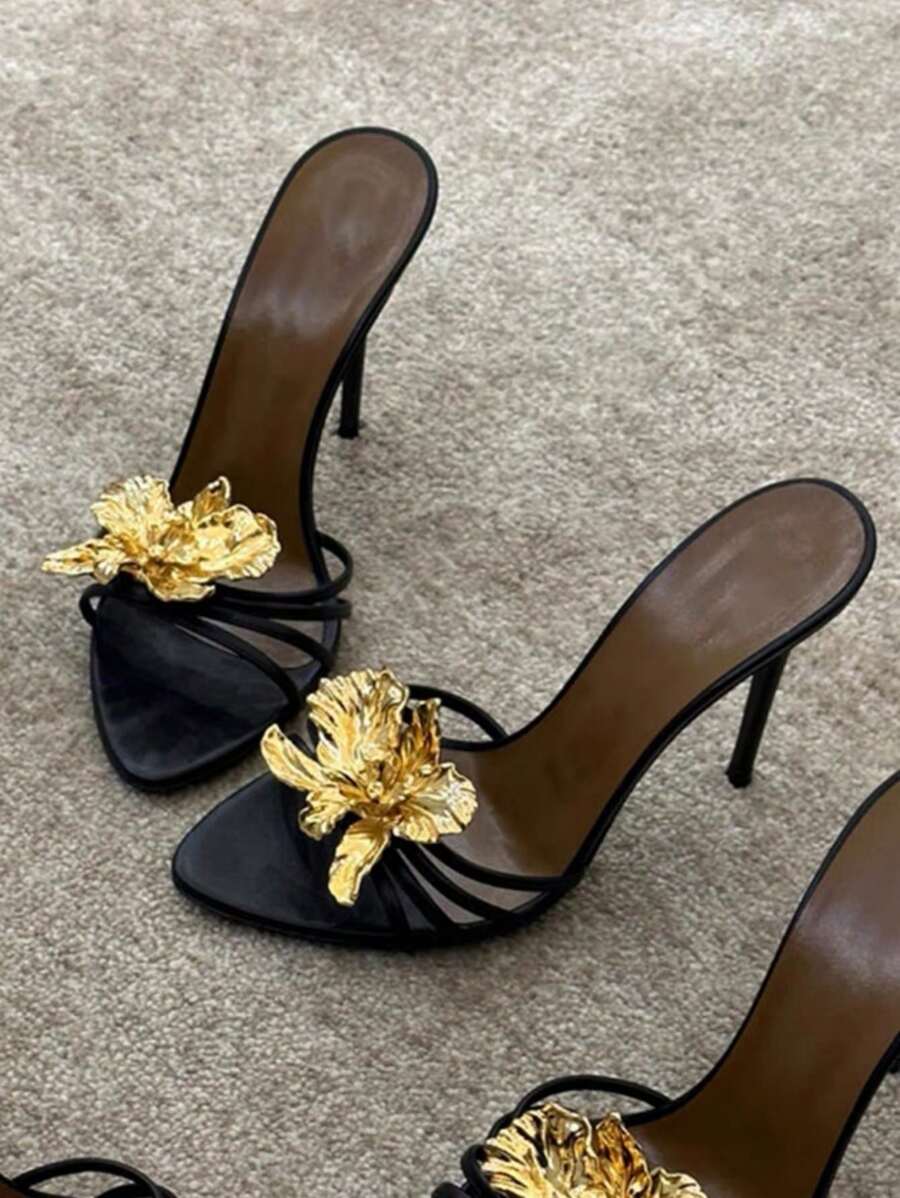 Dames sandalen met hoge hak en gouden bloemenapplicatie