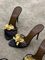 Dames sandalen met hoge hak en gouden bloemenapplicatie