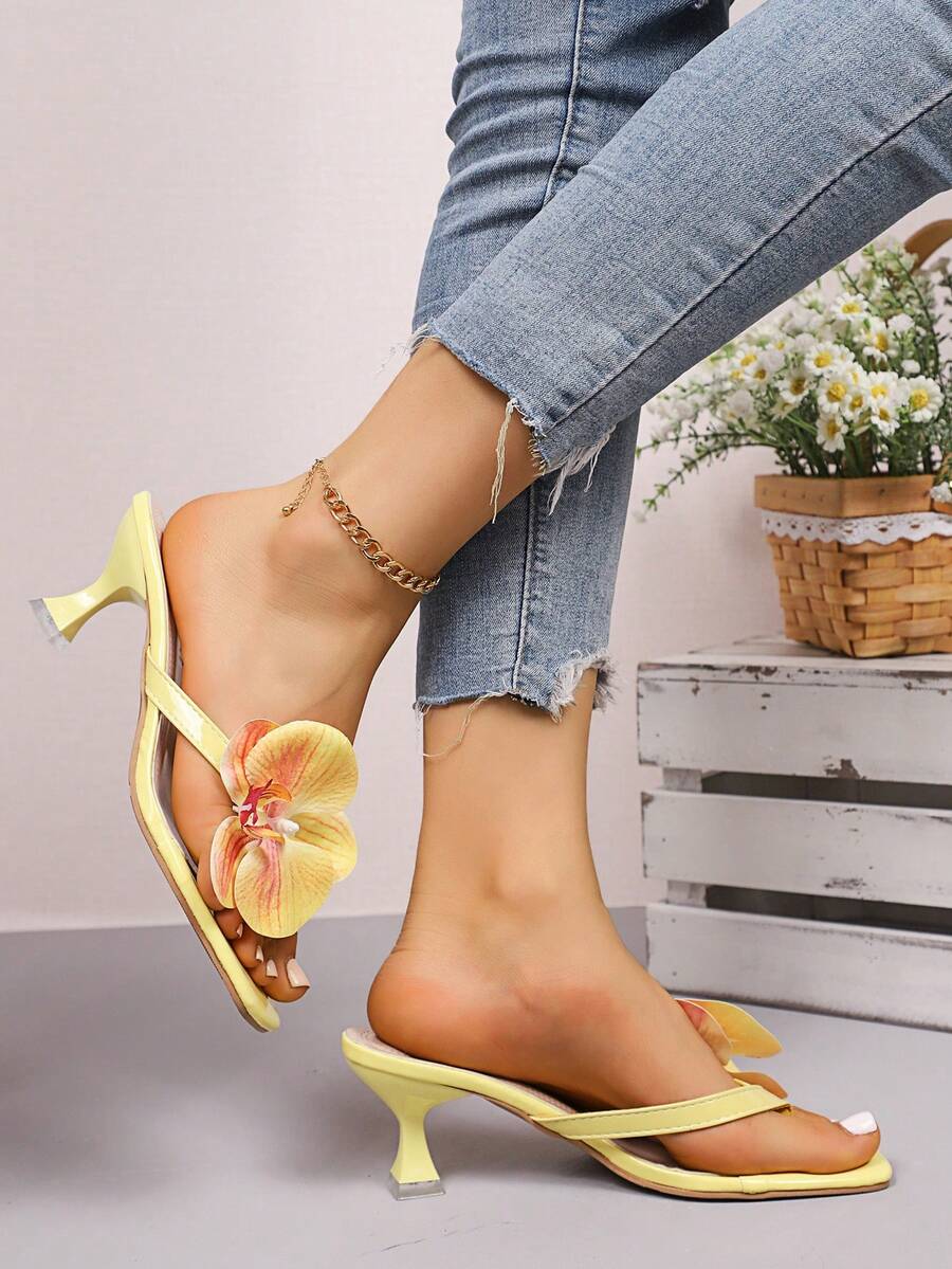 Dames slippers kort hakje met vierkante neus en bloem