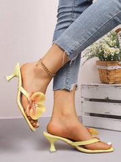 Dames slippers kort hakje met vierkante neus en bloem