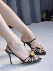 Dames sandalen met hoge hak en gouden bloemenapplicatie