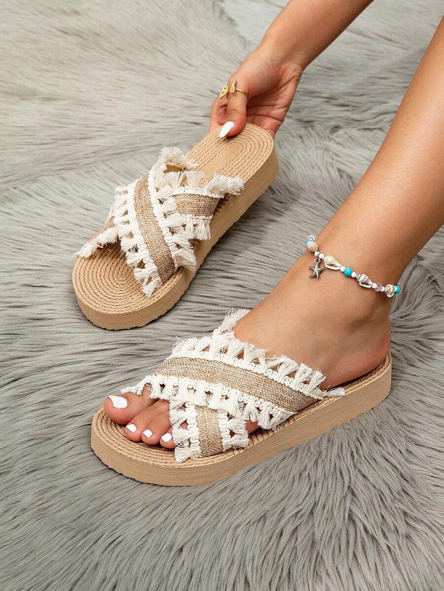 Dames platform sandalen beige met gekruiste bandjes en kwastjes