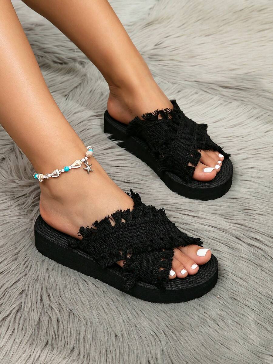Dames platform sandalen beige met gekruiste bandjes en kwastjes