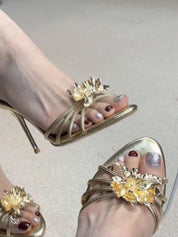 Dames sandalen met hoge hak en gouden bloemenapplicatie
