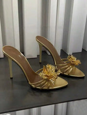 Dames sandalen met hoge hak en gouden bloemenapplicatie