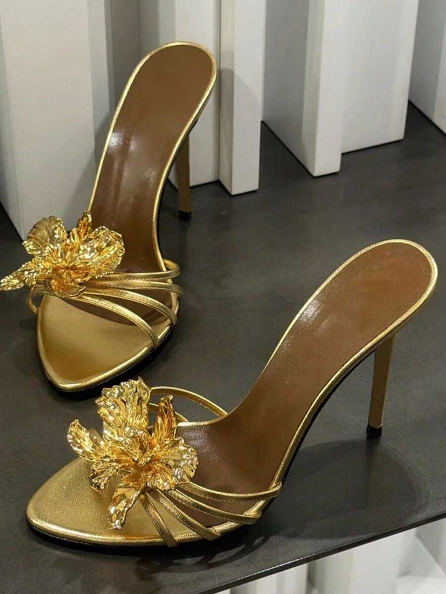 Dames sandalen met hoge hak en gouden bloemenapplicatie