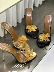 Dames sandalen met hoge hak en gouden bloemenapplicatie