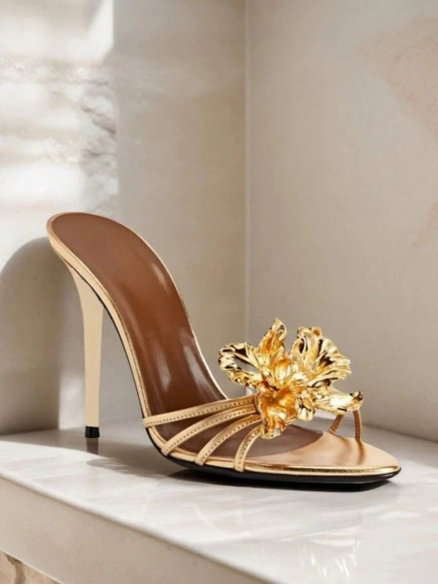 Dames sandalen met hoge hak en gouden bloemenapplicatie