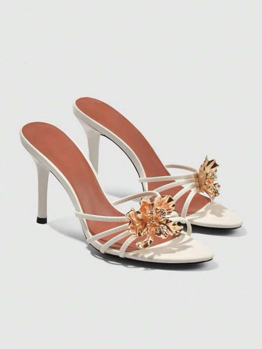 Dames sandalen met hoge hak en gouden bloemenapplicatie
