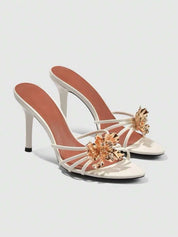 Dames sandalen met hoge hak en gouden bloemenapplicatie