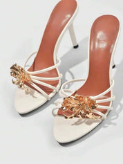 Dames sandalen met hoge hak en gouden bloemenapplicatie