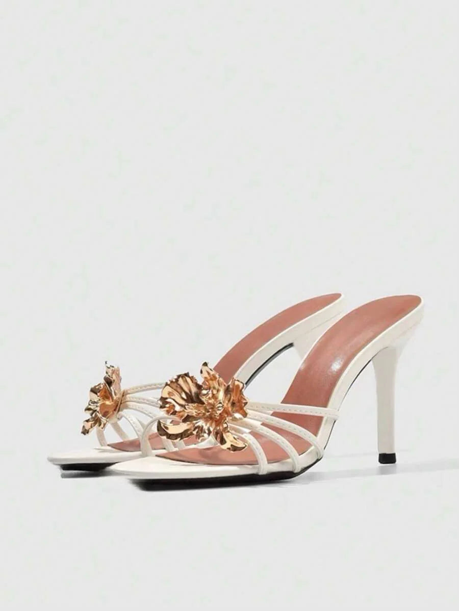 Dames sandalen met hoge hak en gouden bloemenapplicatie