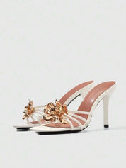 Dames sandalen met hoge hak en gouden bloemenapplicatie