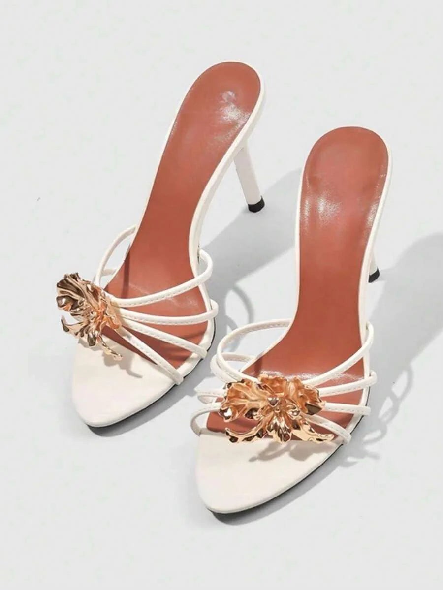 Dames sandalen met hoge hak en gouden bloemenapplicatie