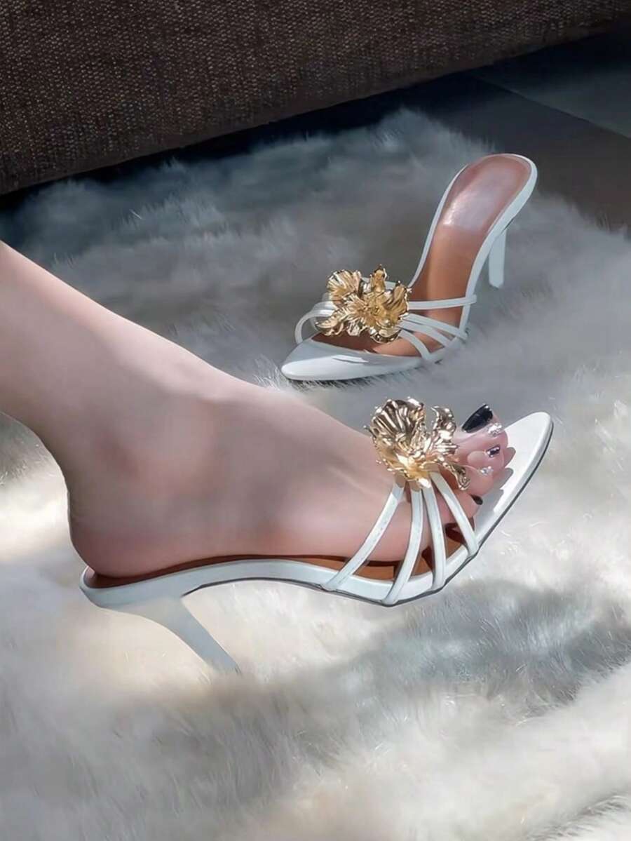 Dames sandalen met hoge hak en gouden bloemenapplicatie