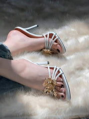 Dames sandalen met hoge hak en gouden bloemenapplicatie