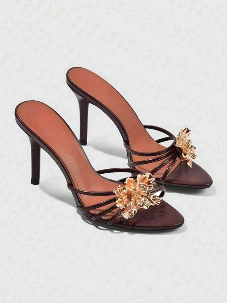 Dames sandalen met hoge hak en gouden bloemenapplicatie