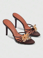 Dames sandalen met hoge hak en gouden bloemenapplicatie