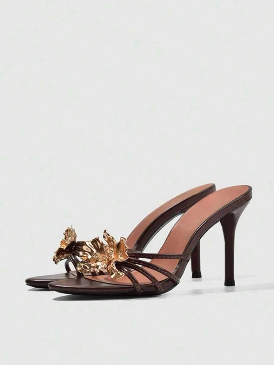 Dames sandalen met hoge hak en gouden bloemenapplicatie