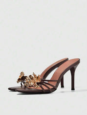 Dames sandalen met hoge hak en gouden bloemenapplicatie