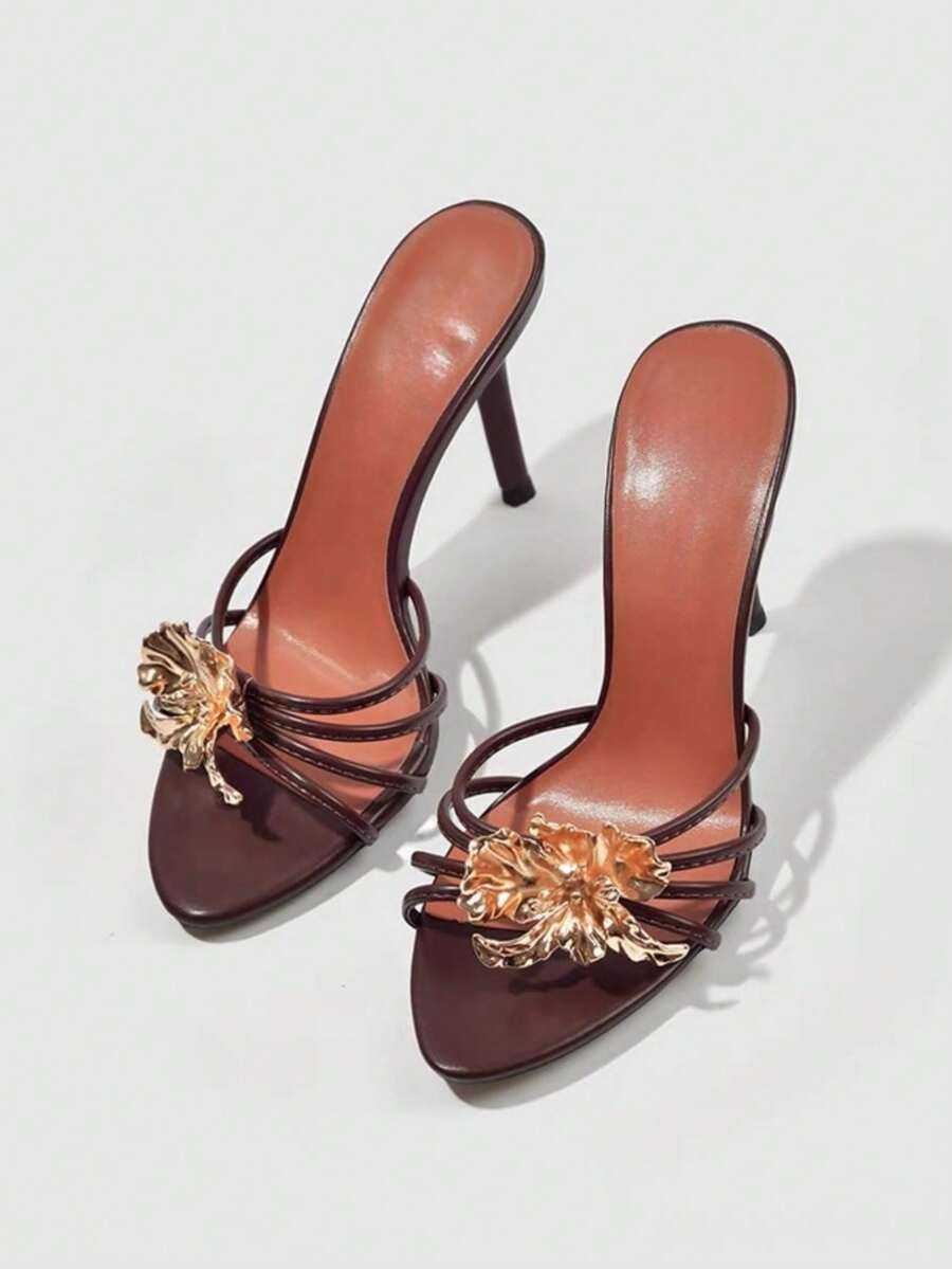 Dames sandalen met hoge hak en gouden bloemenapplicatie