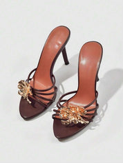 Dames sandalen met hoge hak en gouden bloemenapplicatie