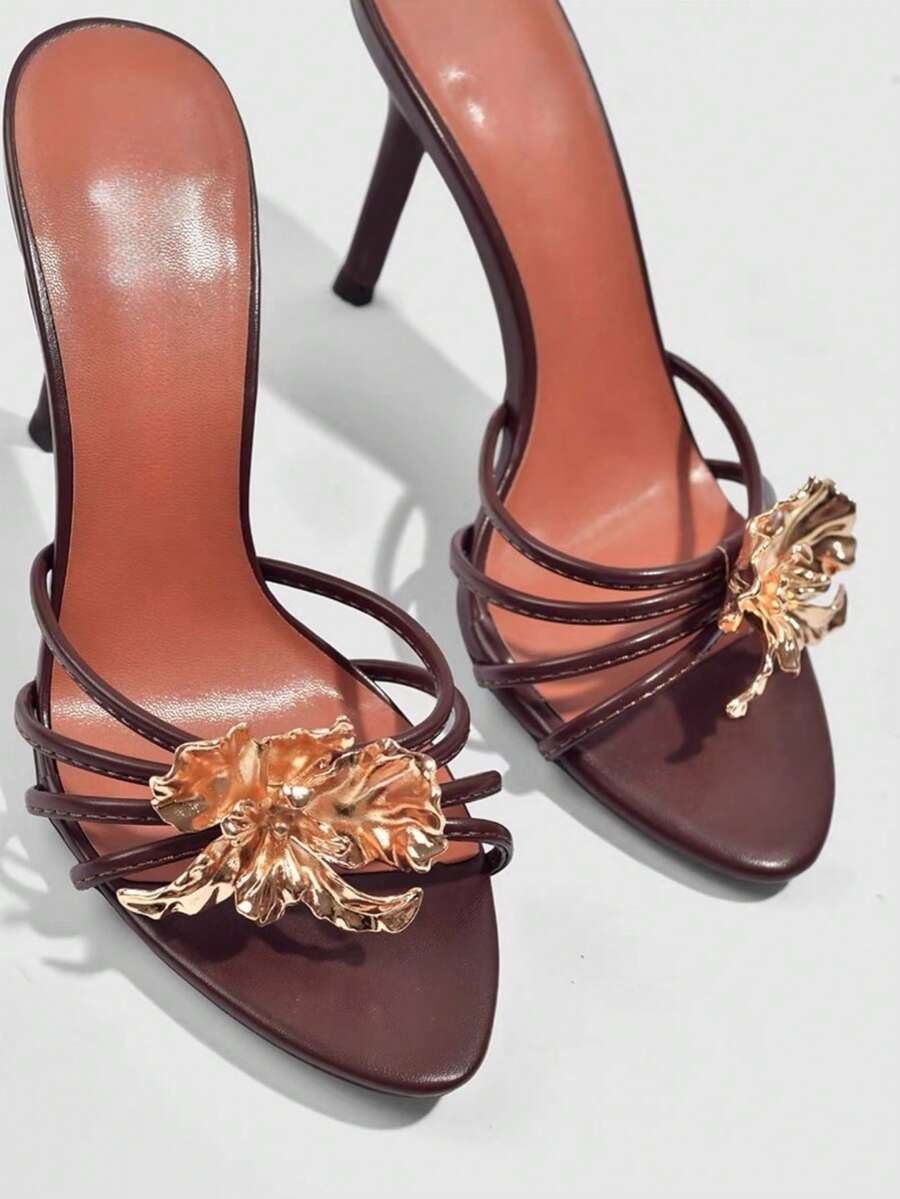 Dames sandalen met hoge hak en gouden bloemenapplicatie