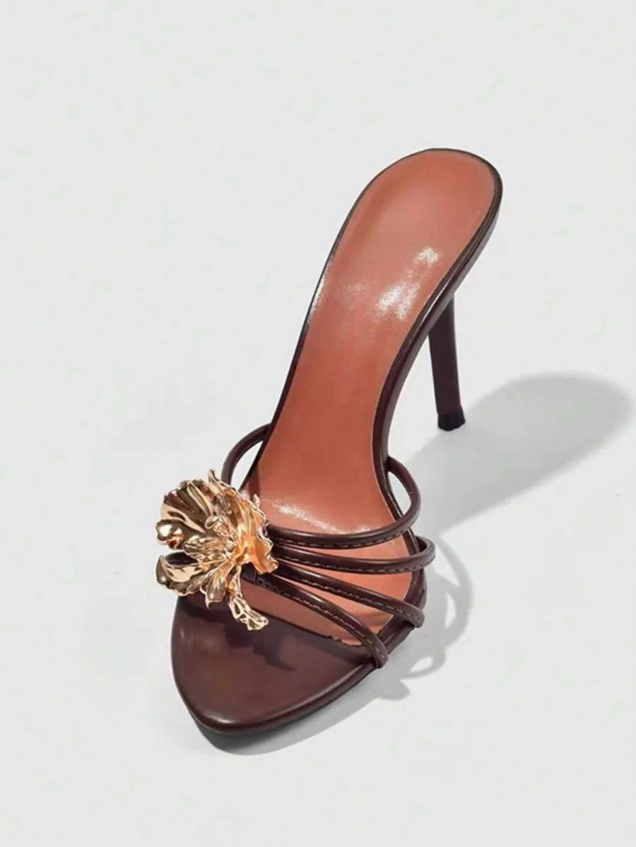 Dames sandalen met hoge hak en gouden bloemenapplicatie