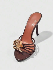 Dames sandalen met hoge hak en gouden bloemenapplicatie