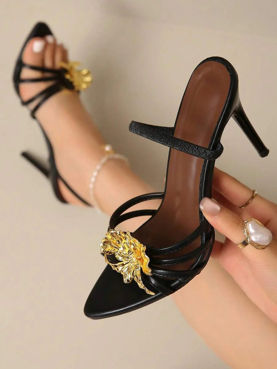 Dames sandalen met hoge hak en gouden bloemenapplicatie