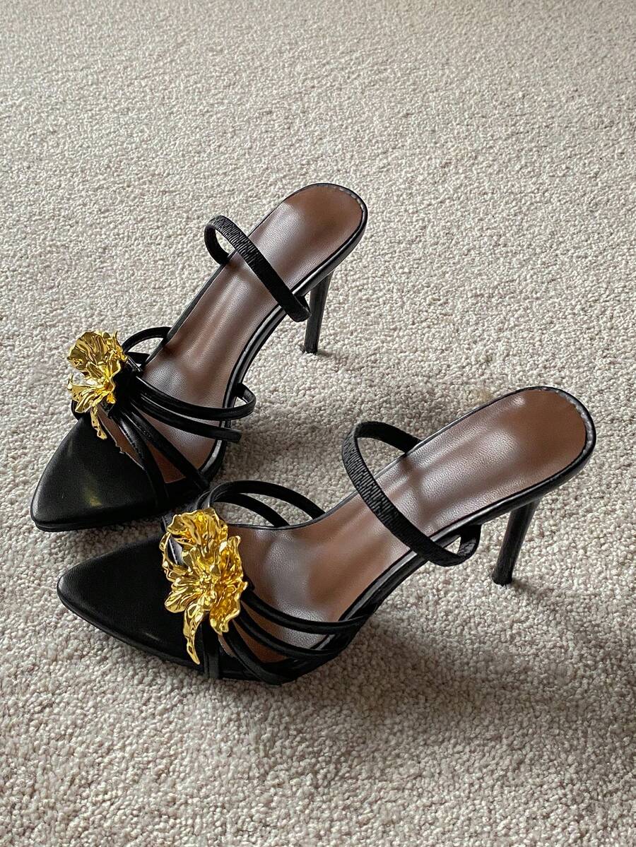Dames sandalen met hoge hak en gouden bloemenapplicatie