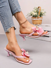 Dames slippers kort hakje met vierkante neus en bloem