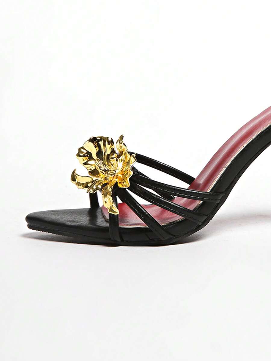 Dames sandalen met hoge hak en gouden bloemenapplicatie