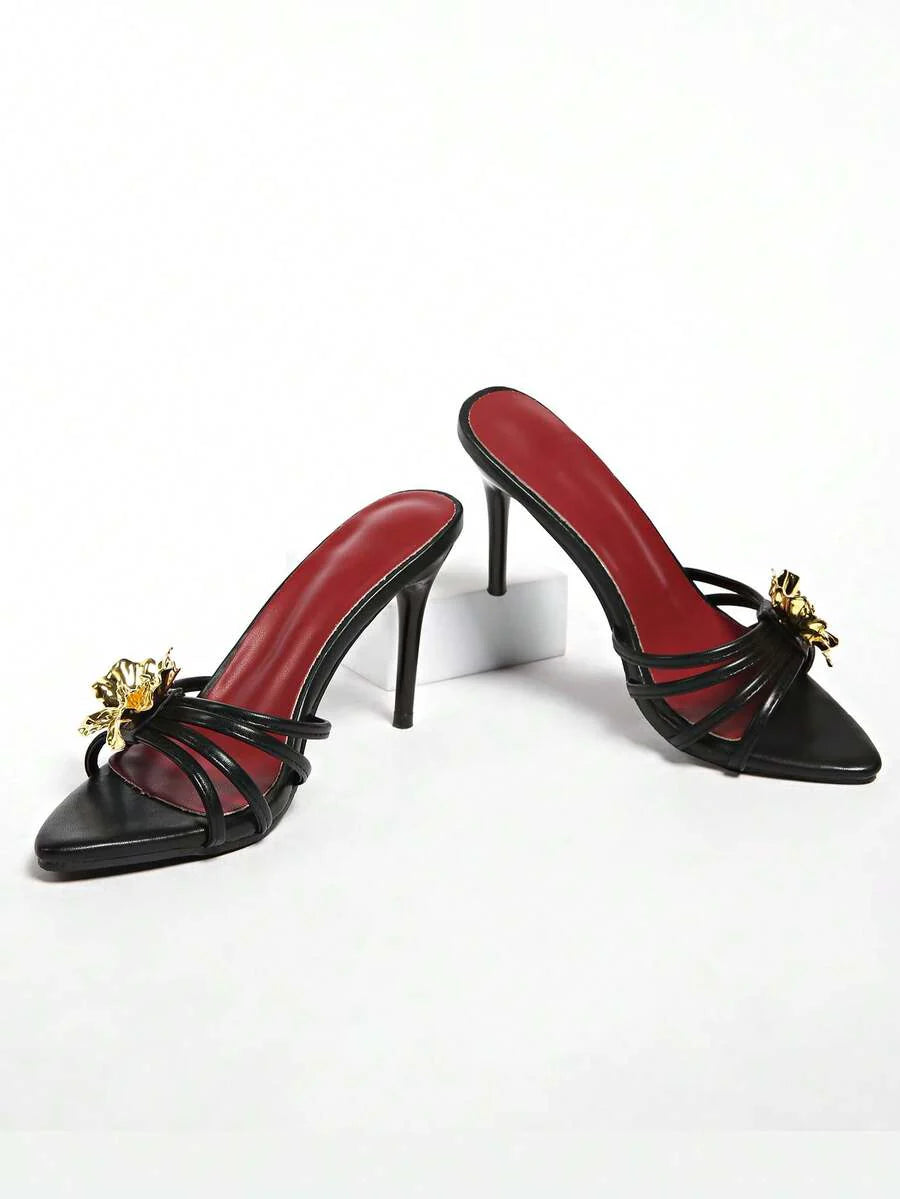 Dames sandalen met hoge hak en gouden bloemenapplicatie