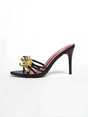 Dames sandalen met hoge hak en gouden bloemenapplicatie