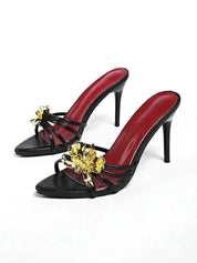Dames sandalen met hoge hak en gouden bloemenapplicatie