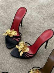 Dames sandalen met hoge hak en gouden bloemenapplicatie