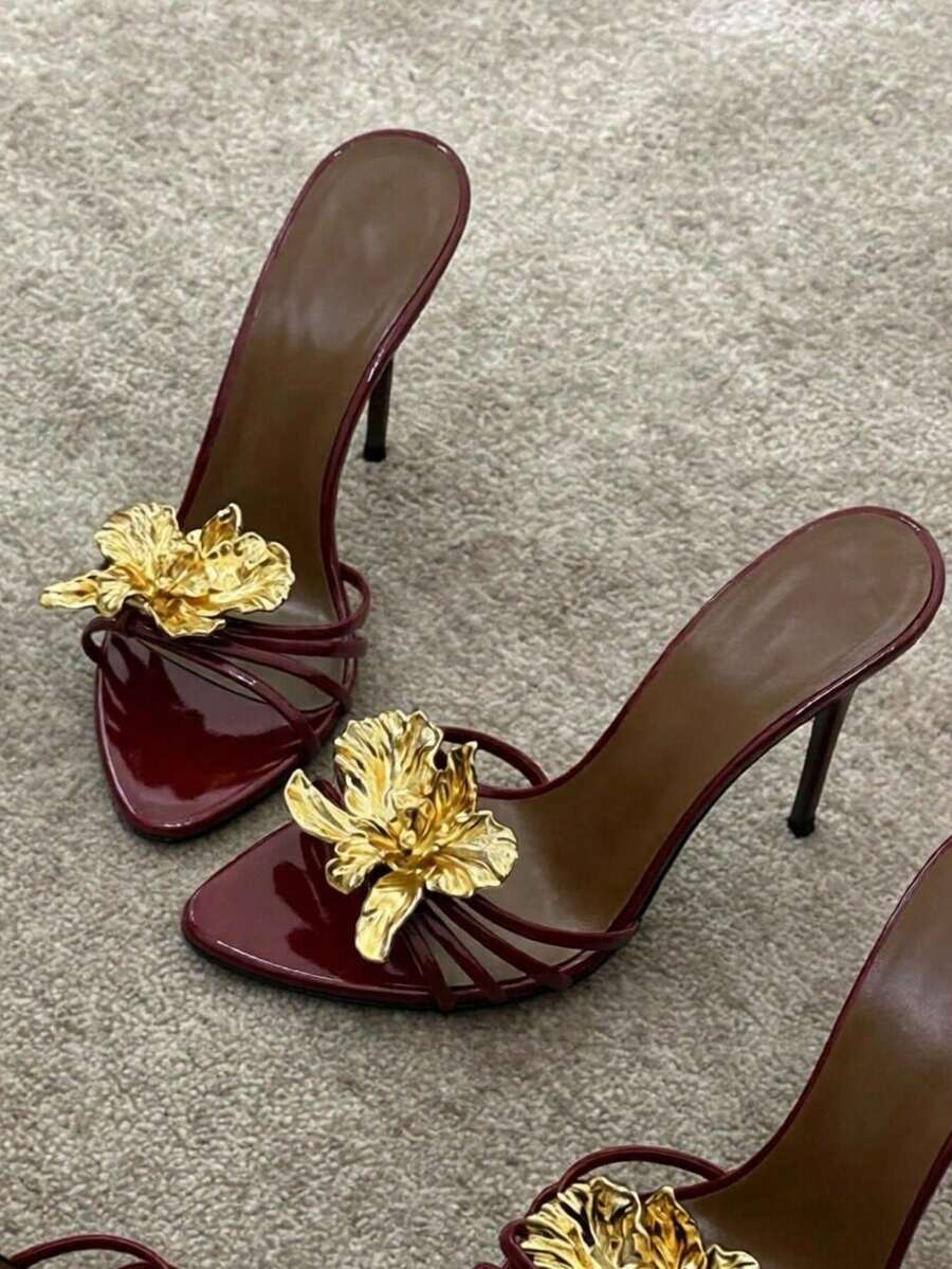 Dames sandalen met hoge hak en gouden bloemenapplicatie