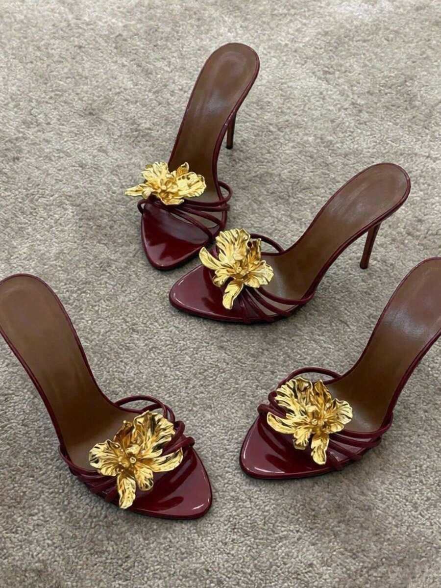 Dames sandalen met hoge hak en gouden bloemenapplicatie