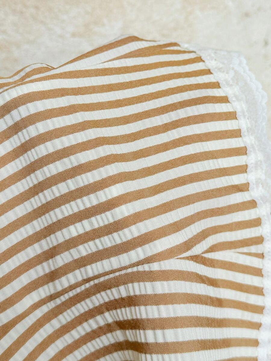 Dames zomertop met vintage strepen en kanten details