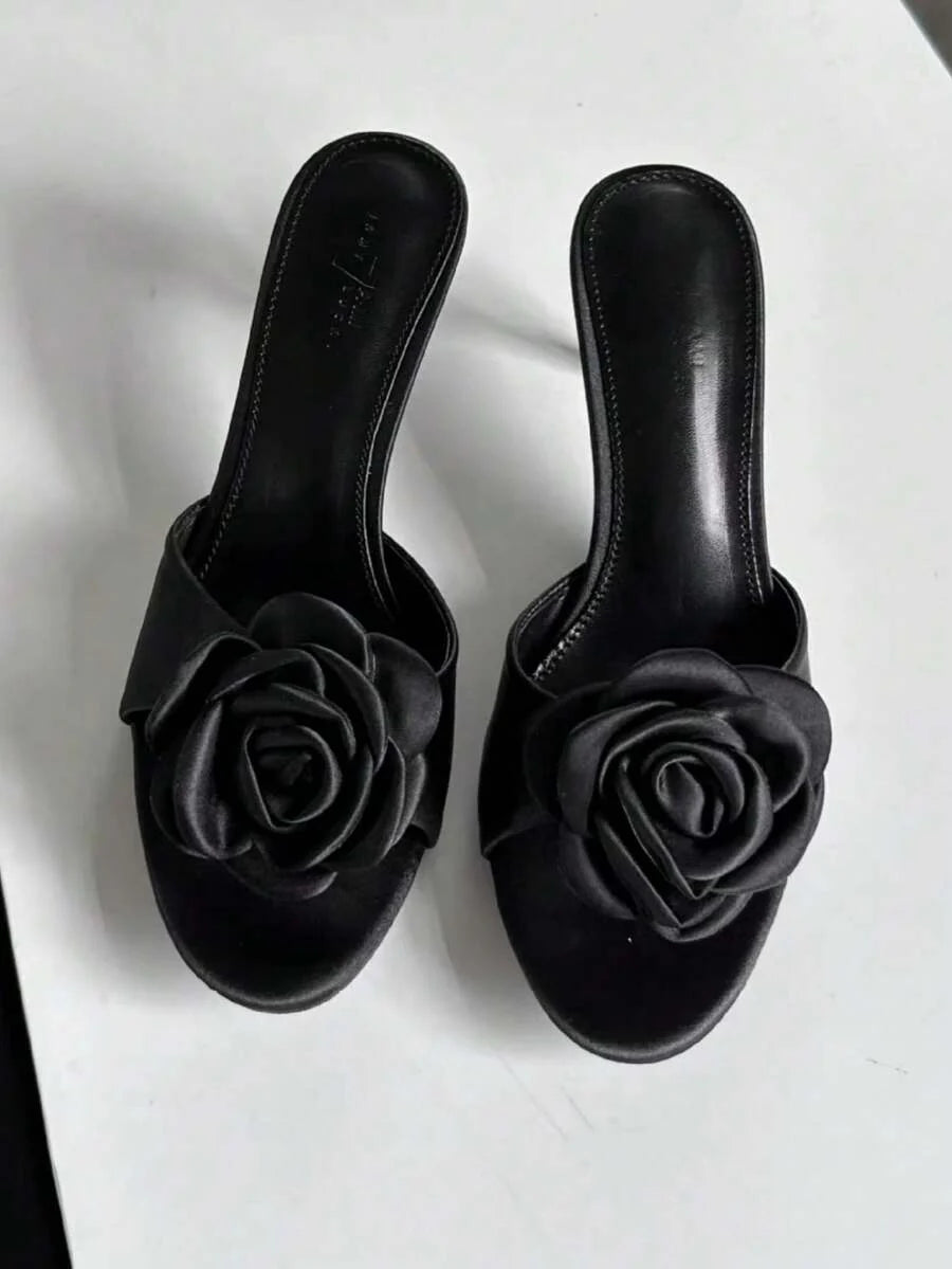 Dames sandalen met hoge hak en gouden bloemenapplicatie