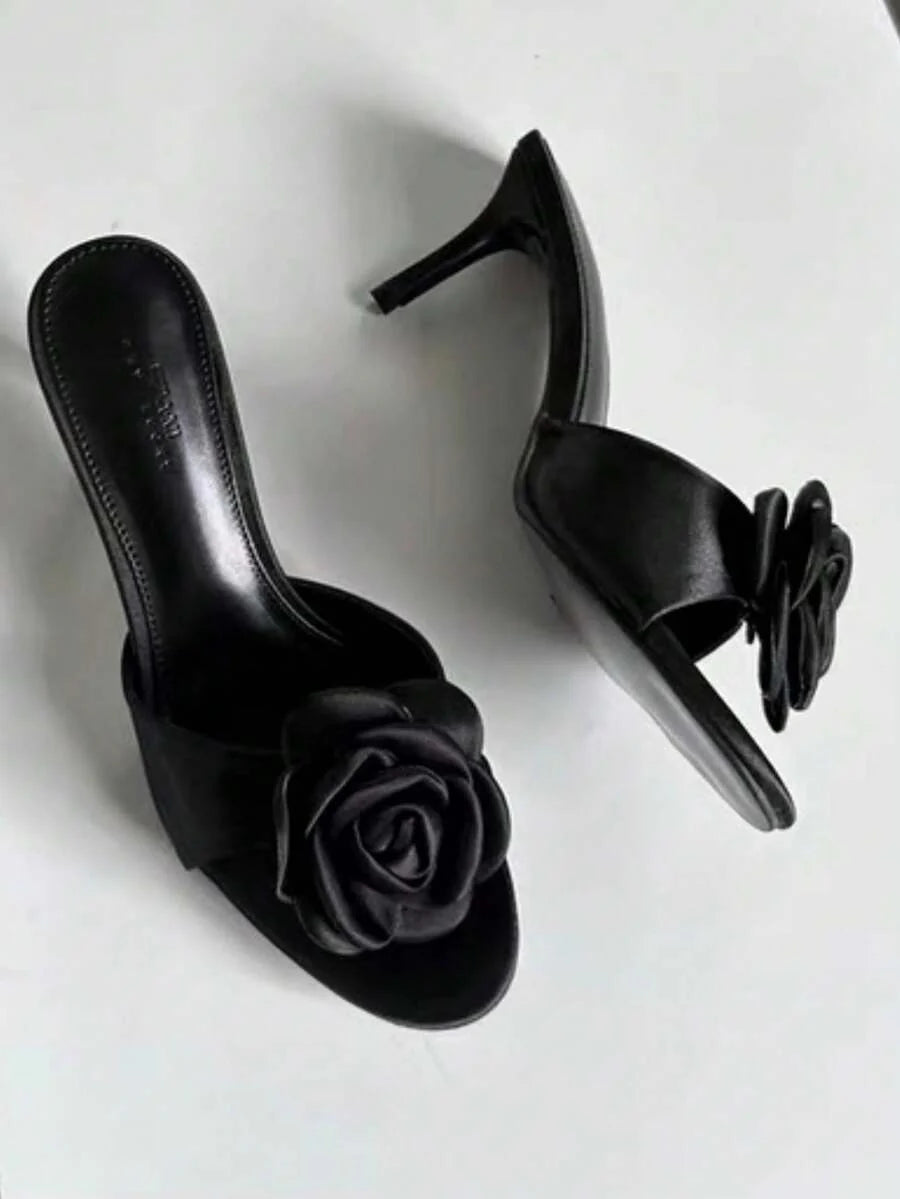 Dames sandalen met hoge hak en gouden bloemenapplicatie